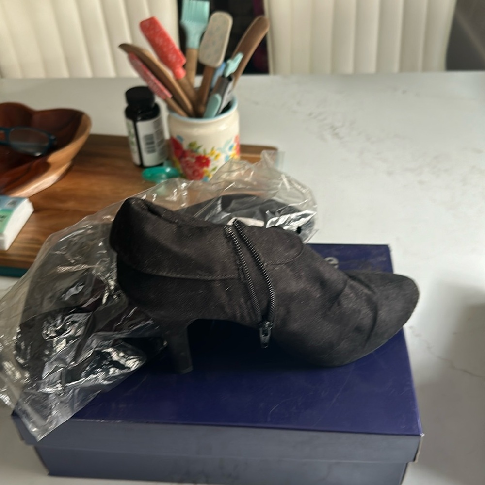 Women bootie size 10 new